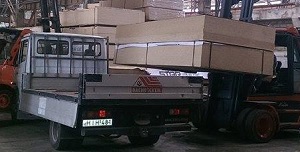 სატვირთველის მიერ სატვირთო ავტომანქანის დატვირთვა, რომელიც ახორციელებს საავეჯე მასალის უფასო გადატანას თბილისის მასშტაბით.